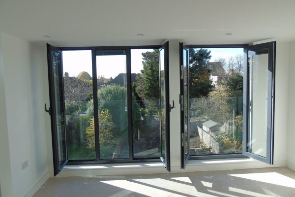 A perfect combination of doors and windows working with our virtually frameless glass balustrades. Doors can be opened without concerns for safety.